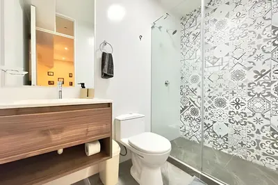 a bathroom with a toilet and a shower at Torre Platinium in Lima