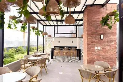 a restaurant with tables and chairs and a brick wall at Torre Platinium in Lima
