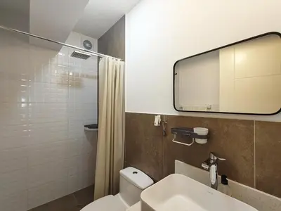a bathroom with a toilet and a sink and a mirror at LOFTE Portofino, Departamento cerca de San Isidro in Lima