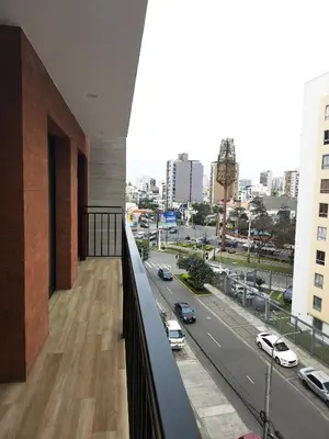 a balcony with a view of a city street at LOFTE Portofino, Departamento cerca de San Isidro in Lima