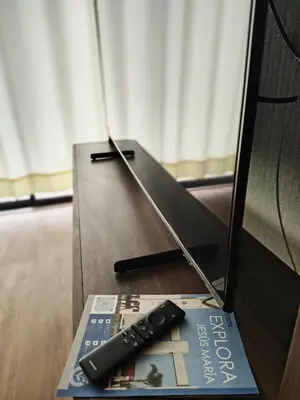 a remote control sitting on top of a book at LOFTE Portofino, Departamento cerca de San Isidro in Lima