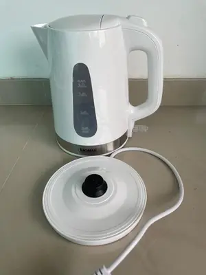 a coffee maker sitting on top of a white plate at Casa campo las Pecanas Huaral