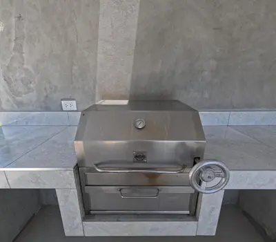 a stainless steel grill sitting on top of a counter at Casa campo las Pecanas Huaral