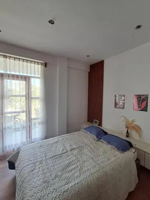 a bedroom with a large bed and a large window at BellaVista Hospedaje Casa completa, cocina y terraza in Oxapampa