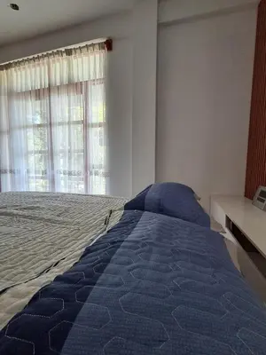 a bedroom with a large bed with a window at BellaVista Hospedaje Casa completa, cocina y terraza in Oxapampa