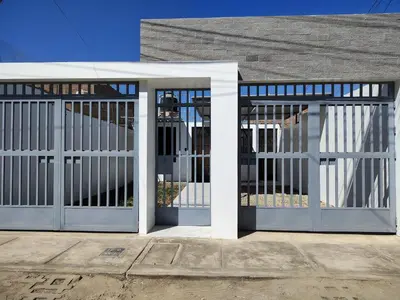 a white gate in front of a building at Family Days in Ica