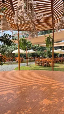 a pavilion with tables and chairs and a chandelier at Mandarhemia Club in Huaral