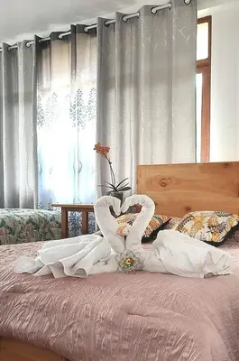 a bed with a heart made out of towels at La casa de Cuni in Oxapampa