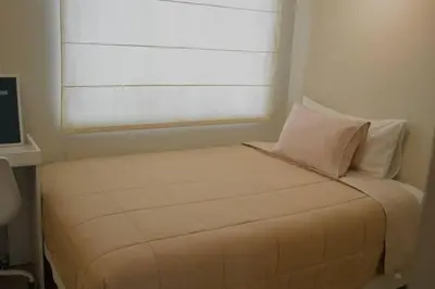 a small bedroom with a bed with a window at CASA DUNE Acogedora casa a 7 minutos Huacachina in Ica