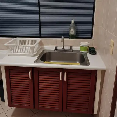 a kitchen counter with a sink and a window at Bella vista al malecón Lima - Miraflores in Lima
