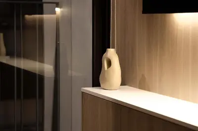 a white vase sitting on top of a counter at Estancia de lujo en Miraflores Entre Marriott y Pullman in Lima