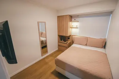 a small bedroom with a bed and a mirror at Estancia de lujo en Miraflores Entre Marriott y Pullman in Lima