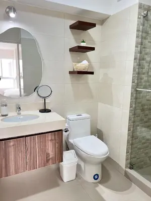 a bathroom with a toilet and a sink and a shower at Depa moderno y ejecutivo en estreno, cerca de San Isidro y Miraflores - nómada in Lima