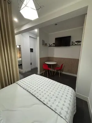 a bedroom with a bed and a table with chairs at Hospedaje Bry Ker in Pichanaki