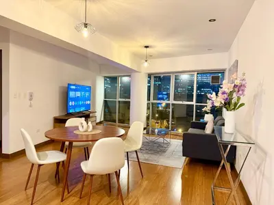 a living room with a table and chairs at Luxloft in Lima