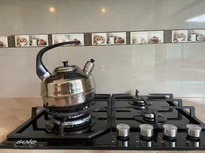 a tea kettle sitting on top of a stove at Habitación matrimonial con jacuzzi in Huayllabamba