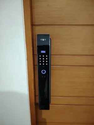 a black remote control on a wooden door at GOLD DÚPLEX único c PISCINA PRIVADA MIRAFLORES P República 5655 in Lima