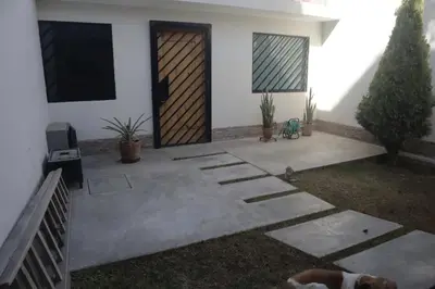 a front door of a house with a dog in the yard at Casita en Ica Villa Periodista cerca a Huacachina in Ica