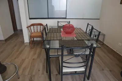 a table with chairs and a red hat on it at Casita en Ica Villa Periodista cerca a Huacachina in Ica