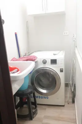 a laundry room with a washing machine and a sink at Casita en Ica Villa Periodista cerca a Huacachina in Ica