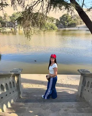 a woman standing next to a body of water at Casita en Ica Villa Periodista cerca a Huacachina in Ica
