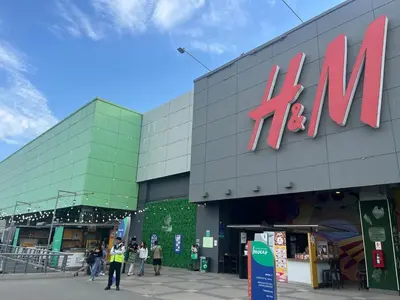 a kmart store with people walking in front of it at Casita en Ica Villa Periodista cerca a Huacachina in Ica