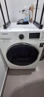 a white microwave sitting on top of a counter at Acogedor departamento 1 dormitorio in Lima