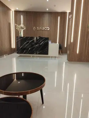 a lobby with a coffee table and a couch at Acogedor departamento 1 dormitorio in Lima