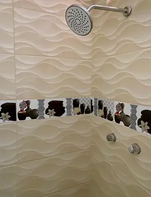 a bathroom with a sink and a shower at Hotel Naciones Unidas in Lima