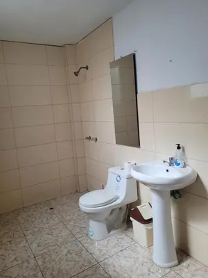 a bathroom with a toilet and a sink at Habitación privada cerca del aeropuerto in Lima
