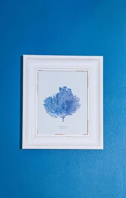 a framed picture of a tree on a blue wall at Duplex Moderno y Espacioso en Miraflores in Lima