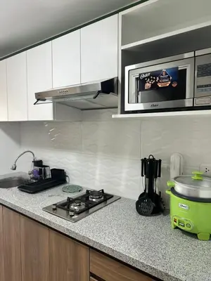 a kitchen with a stove and a microwave at Bertolotto, divino minidepa smartv wifi y amoblado in Lima
