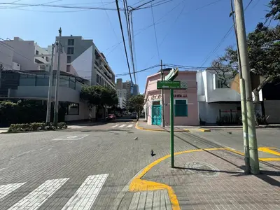 an empty street with a street sign on the side of the road at Centrally located and comfortable duplex in Miraflores - Libertad1BR in Lima