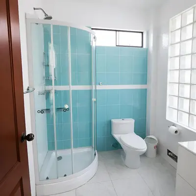 a bathroom with a glass shower and a toilet at Casa de Campo Privada en Cieneguilla con Piscina y Cine in Cieneguilla