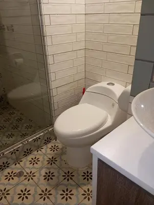 a bathroom with a toilet and a shower and a sink at Apartamento Familiar con balcón y vista a la Ciudad, Centro in Cusco