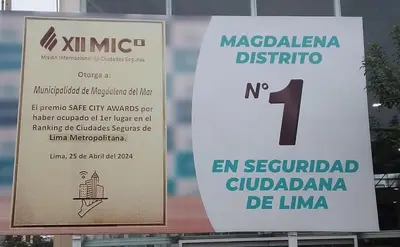 a sign for the entrance to the macaelinas clinic at 2-Bedroom Apartment in Magdalena del Mar in Lima