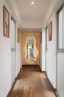 an empty hallway with a yellow wall at Espectacular vista al mar en Miraflores in Lima