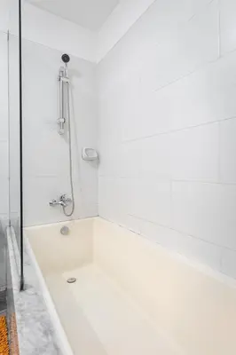 a white bath tub in a bathroom with a shower at Espectacular vista al mar en Miraflores in Lima