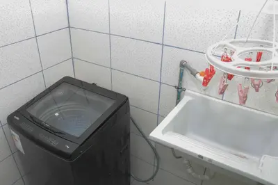 a washing machine in a room with a sink at Valle Sagrado Mágico in Urubamba