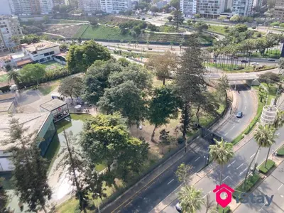an aerial view of a park with trees and a street at iStay Acogedor Loft Piscina BBQ Gym Bicicleta in Lima