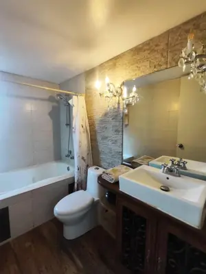 a bathroom with a sink and a toilet and a tub at Cómoda y céntrica habitación Larcomar in Lima