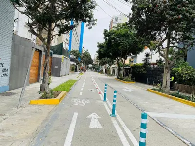 an empty street with a bike lane on it at Apto/ cama king2 en el centro Miraflores in Lima