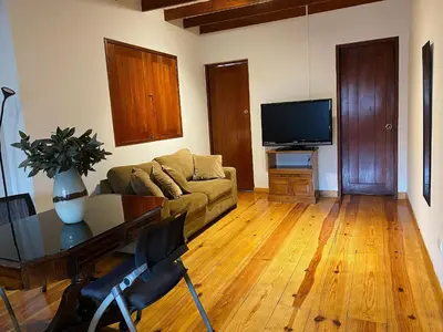 a living room with a couch and a television at Apto/ cama king2 en el centro Miraflores in Lima