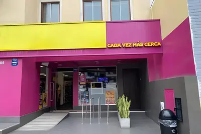 a store front with a pink and yellow building at Habitación Acogedora con Baño Privado y Entrada Propia en Miraflores in Lima