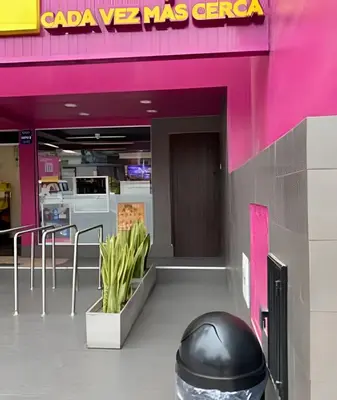 a black helmet sitting in front of a store at Habitación Acogedora con Baño Privado y Entrada Propia en Miraflores in Lima