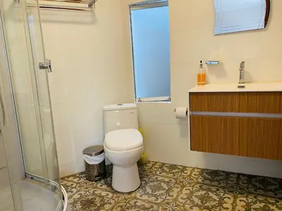 a bathroom with a toilet and a sink and a shower at Suite Independiente con Baño Privado – Miraflore in Lima
