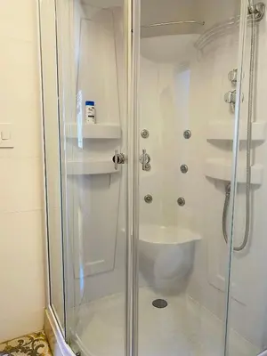 a bathroom with a shower and a toilet at Suite Independiente con Baño Privado – Miraflore in Lima