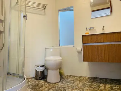 a bathroom with a toilet and a sink and a shower at Suite Independiente con Baño Privado – Miraflore in Lima