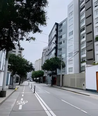 an empty street in a city with tall buildings at SM3 Habitación pequeña con baño privado/Miraflores in Lima