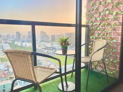 two chairs and a table on a balcony with a view at Apartamento con vista a San Isidro in Lima
